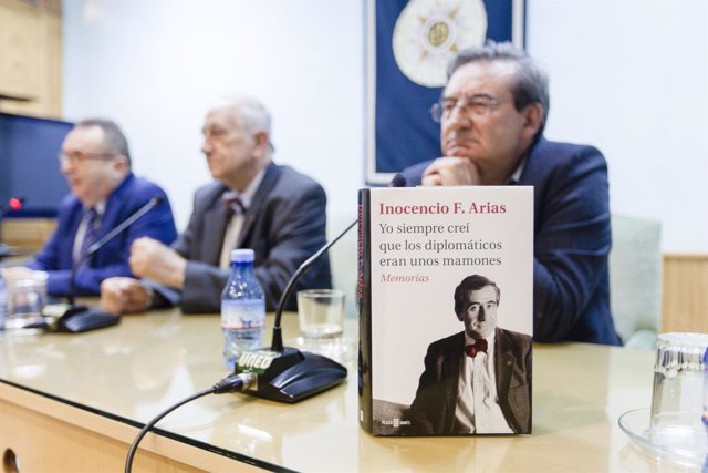 El ex diplomático Inocencio Arias presenta en la UNED su último libro.