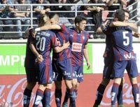 El Eibar arrolla al Granada y sigue soñando con Europa