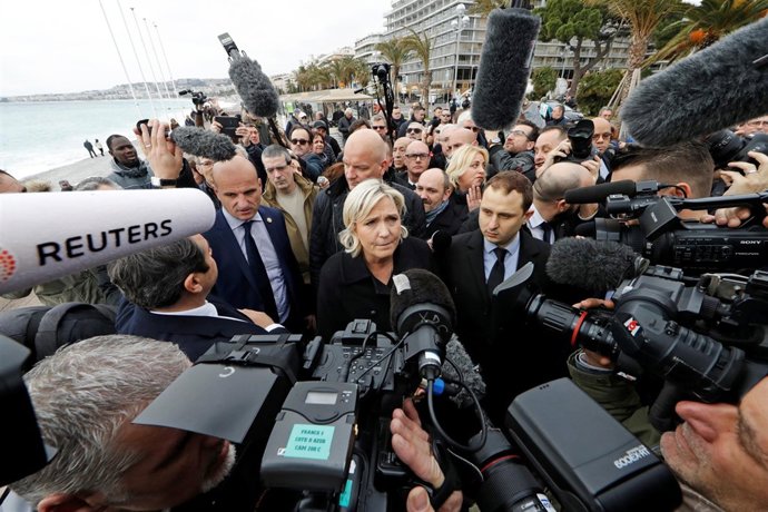Marine Le Pen en el Paseo de los Ingleses de Niza