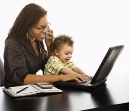 Mujer con un niño y un ordenador teletrabajo teletrabajador teletrabajadora