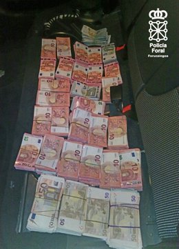 Dinero escondido en el asiento trasero