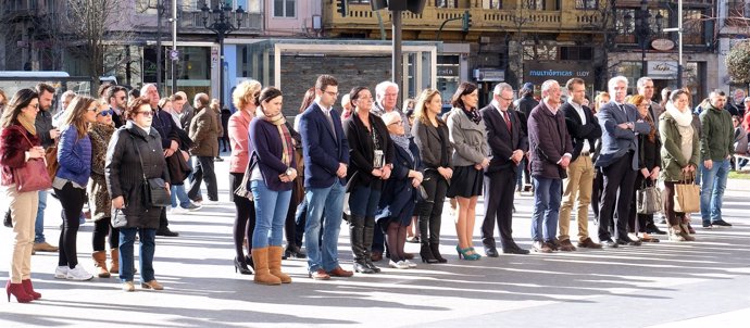 Minuto de silencio en la plaza del Ayuntamiento