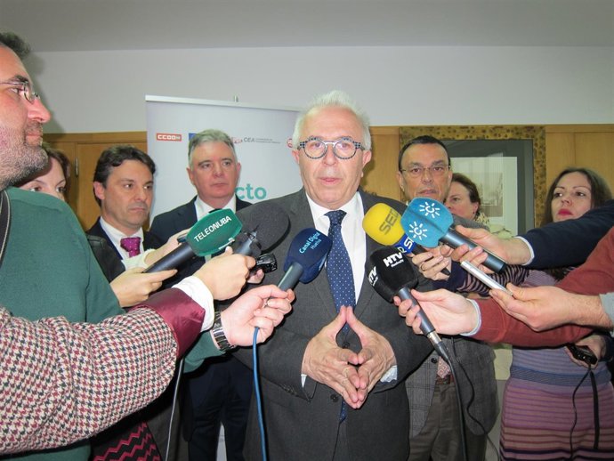 El consejero de Empleo, Empresa y Comercio, José Sánchez Maldonado.