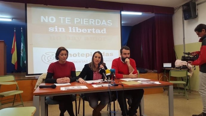 Ruiz, entre Díaz y Mayoral, durante la visita al IES Guadalquivir