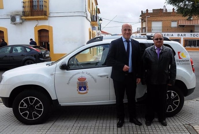 Antonio Ruiz (izda.) junto al vehículo entregado al Ayuntamiento de Valsequillo