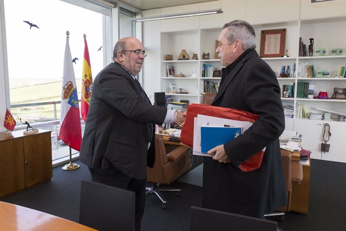 Oria recibe en su despacho al alcalde de Liérganes 