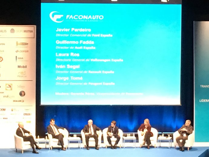 Panel de fabricantes en el congreso de Faconauto