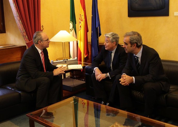 Representantes de la Fundación Gala visitan el Parlamento