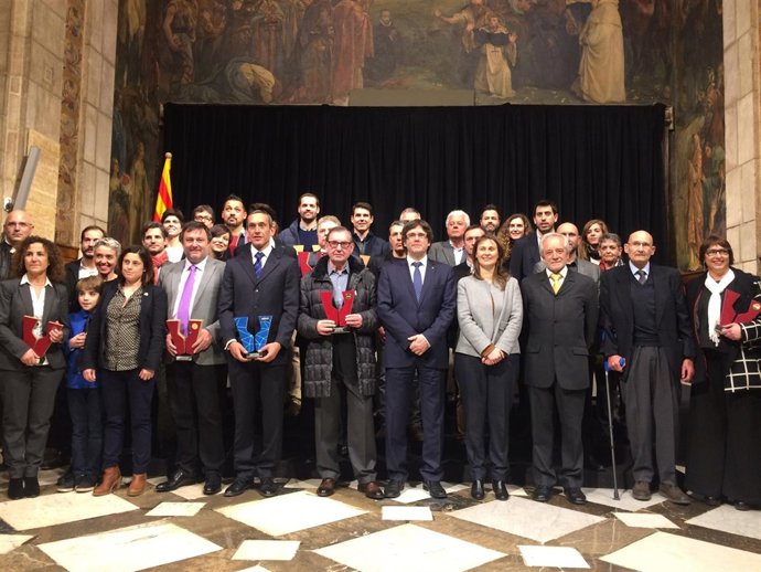 Puigdemont i Serret, al centre, amb els guanyadors dels Premis Vinari