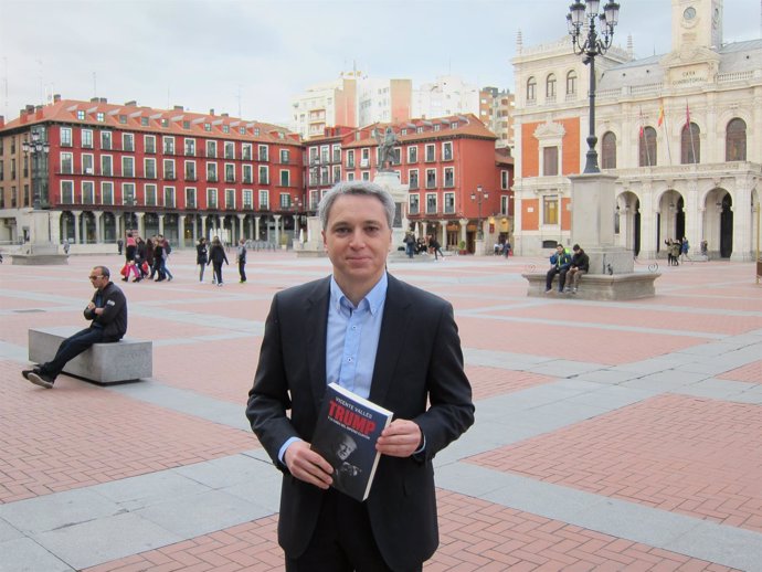 Vicente Vallés con su libro en la Plaza Mayor de Valladolid