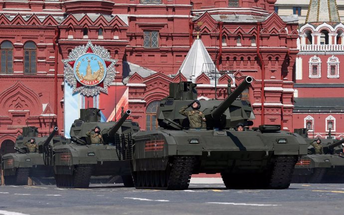 Tanques rusos en la Plaza Roja de Moscú