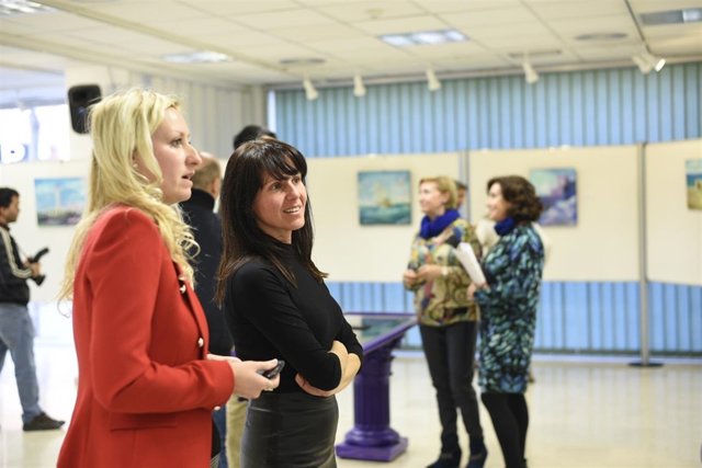Sofía Mashkarina y Dolores Martínez han recorrido las 30 obras de la muestra.
