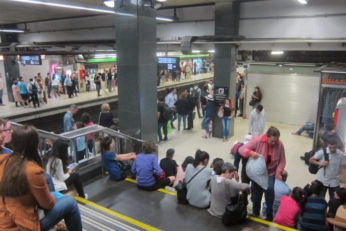 Andén durante una jornada de huelga del Metro de Barcelona
