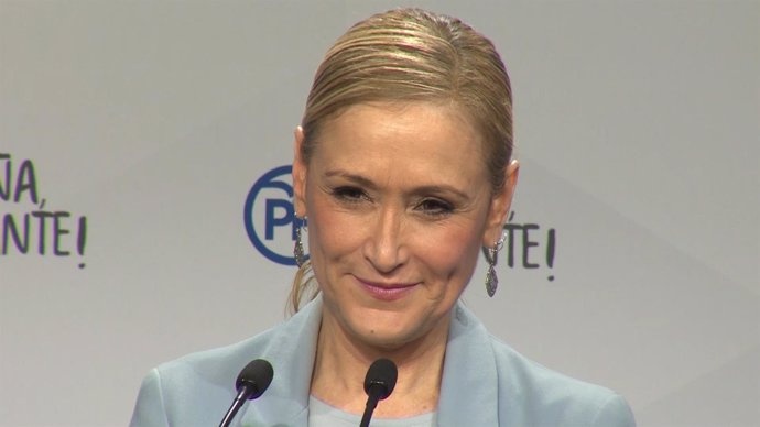 Cifuentes "cruza el puente" y presenta su candidatura