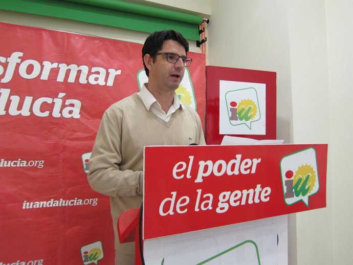 Pedro García en la sede de IU                   