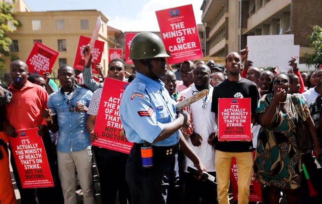 Médicos protestan en Nairobi para pedir la liberación de dirigentes sindicales