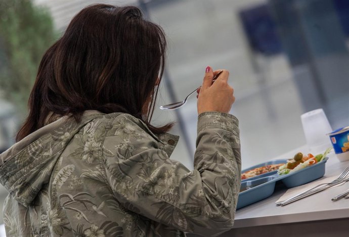 Una mujer en un comedor social de la ciudad