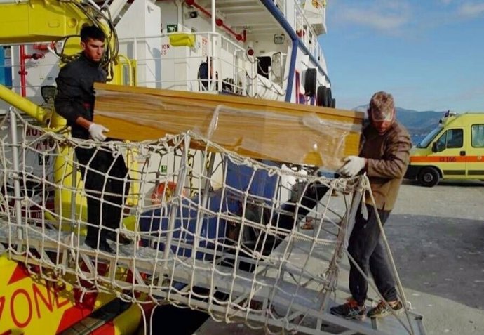 Ataúd de un niño ahogado en el Mediterráneo