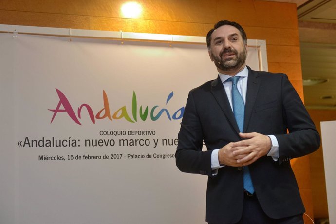 El consejero de Turismo y Deporte, Francisco Javier Fernández, en Granada