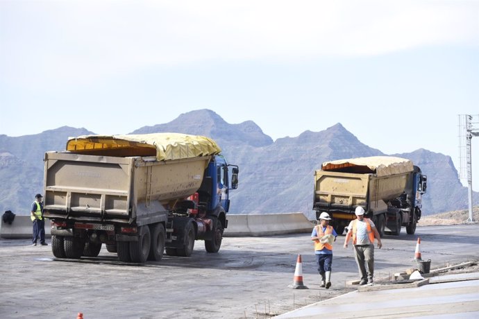 Trabajos de asfaltado en la carretera de La Aldea