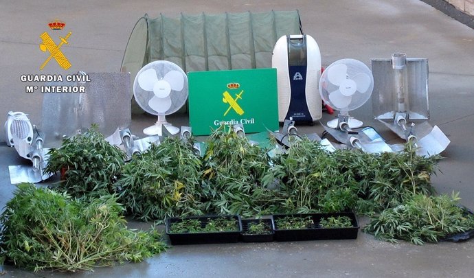 Marihuana y material aprehendido por la Guardia Civil. 
