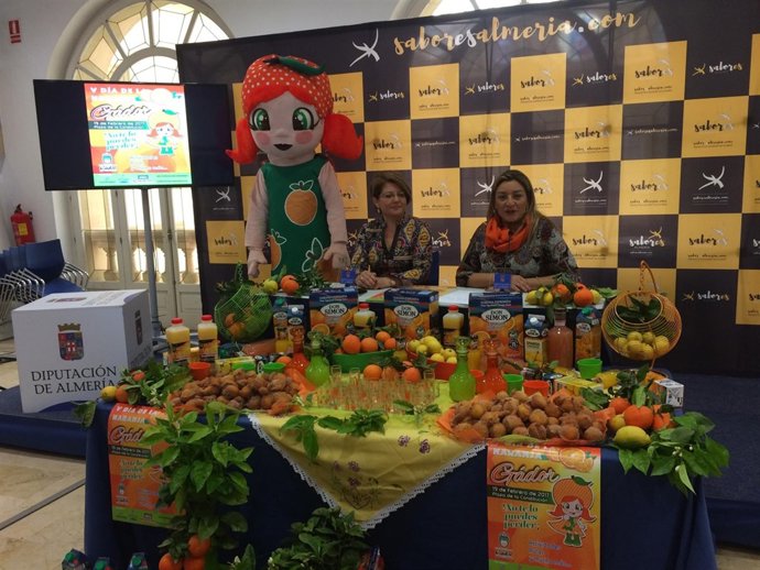 La mascota del Día de la Naranja, Gadorina, en la presentación del evento.