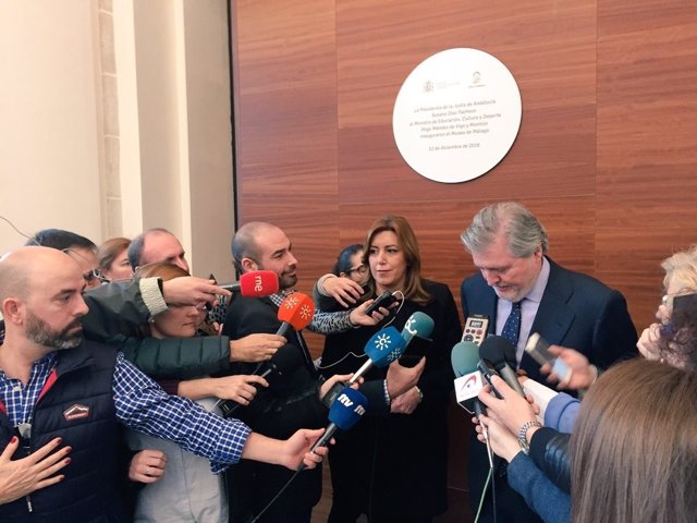 Susana Díaz e Íñigo Méndez de Vigo atienden a los medios en el Museo de Málaga