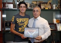 Alejandro Blanco recibe en el COE al doble medallista olímpico Joel González