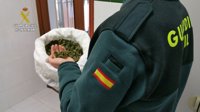 Sucesos.- Detenido en Pilas un matrimonio con 1,2 kilos de cogollos de marihuana semiocultos en su vehículo