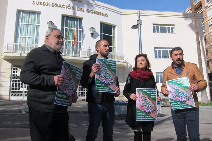 Infantes, Moreno, Madrid y Damas muestran carteles sobre la manifestación.