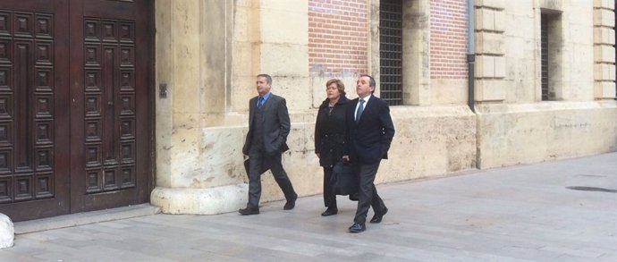 Milagrosa Martínez, en el centro, a su llegada al TSJCV