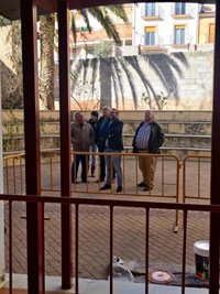 La Junta ejecuta obras de mejora en las zonas comunes del parque público de  viviendas de Cabra de Santo Cristo (Jaén)