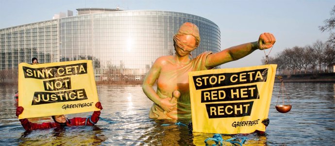 Greenpeace protesta ante el Parlamento Europeo en Estrasburgo contra el CETA
