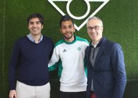 El Real Betis amplía el contrato de Petros hasta 2020
