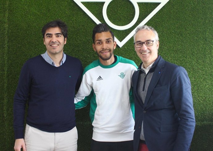 Ángel Haro, Petros y Miguel Torrecilla posan tras la renovación del jugador  