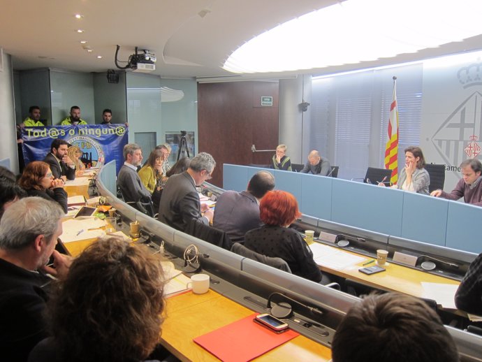 Comisión de Presidencia de Barcelona con estibadores del Puerto