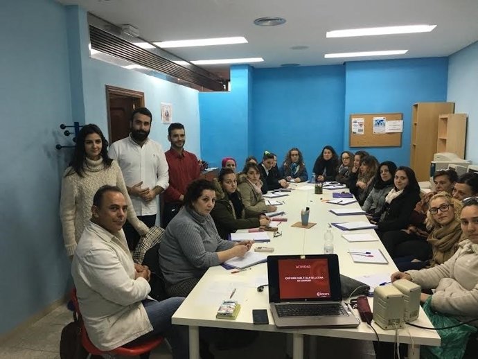 Mayoral (izda.), durante el encuentro con la asociación