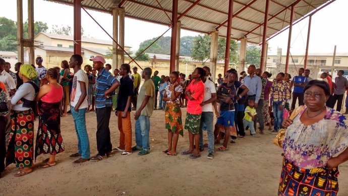 Un grupo de congoleños espera para ser vacunados en Kinshasa. 