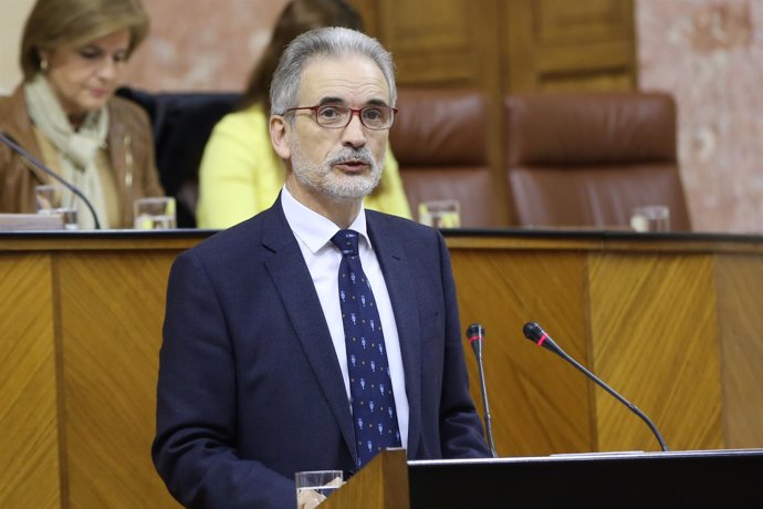 El consejero de Salud, Aquilino Alonso, en el Pleno del Parlamento andaluz