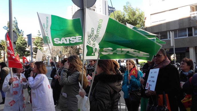 Empleats d'hospitals de Quirónsalud es concentren davant l'Hospital Dexeus