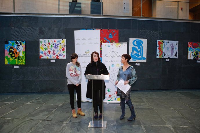 Inauguración de la exposición de la fundación Atena en el Parlamento de Navarra