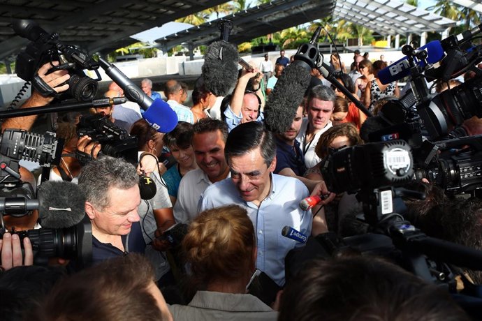 Los periodistas rodean a François Fillon