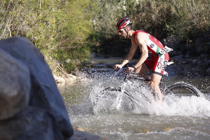 Un competidor del triatlón XTERRA