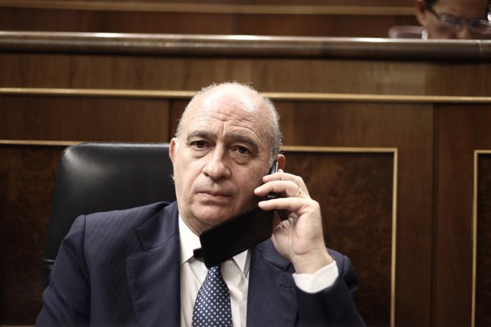 Jorge Fernández Díaz, parlant per telèfon en l'hemicicle