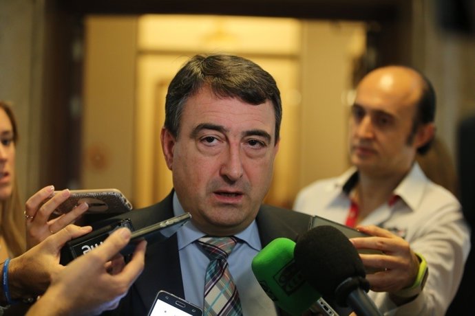 Aitor Esteban atiende a los medios en el Congreso
