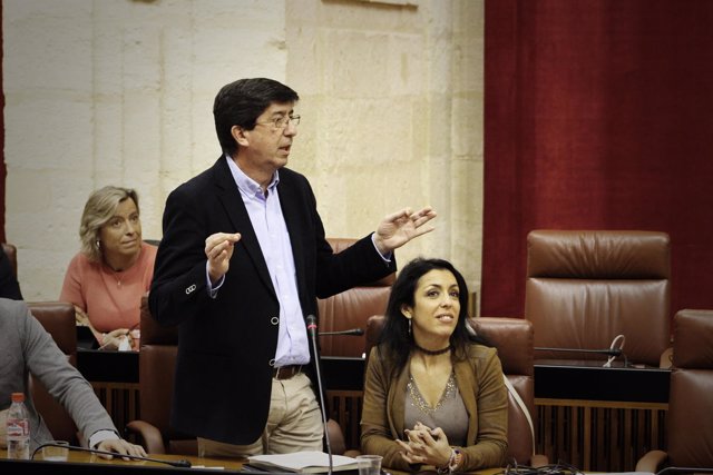 El líder andaluz de Cs, Juan Marín, pregunta a Susana Díaz en el Parlamento