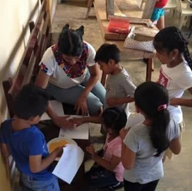 Rebeca Armendáriz, profesora, junto a sus alumnos