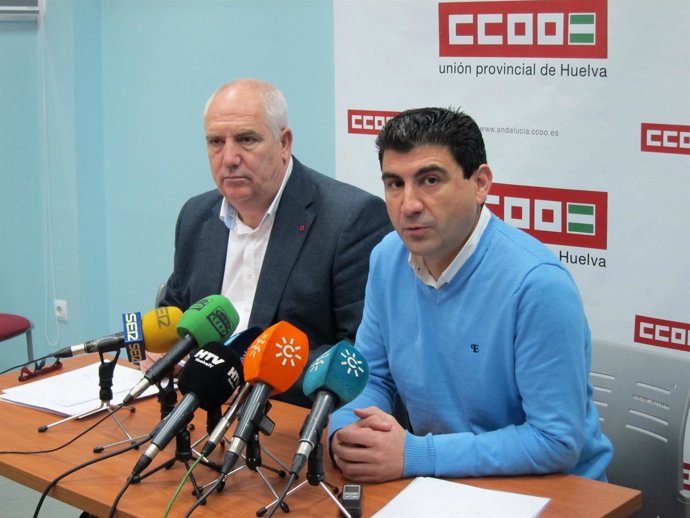 El secretario general de CCOO en Huelva, Emilio Fernández, y Francisco Carbonero