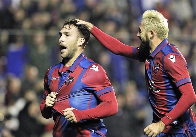 El Levante celebra la victoria y el liderato en Segunda División