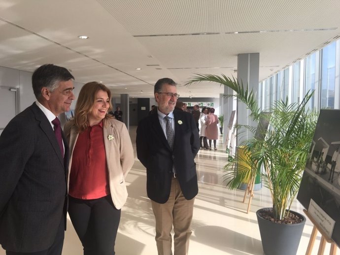 González visita exposición cáncer hospital guadalhorce